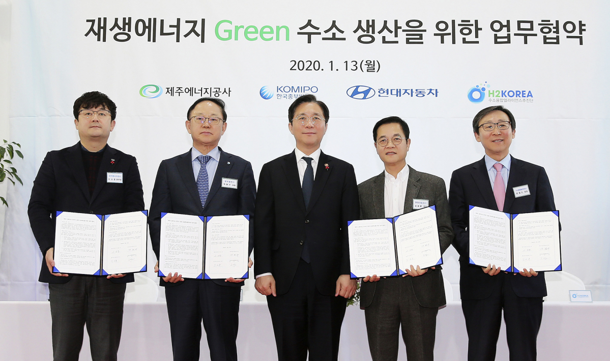 ▲이상종 제주에너지공사 사장대행(왼쪽부터), 박형구 한국중부발전 사장, 성윤모 산업통상자원부 장관, 김세훈 현대자동차 전무, 문재도 수소융합얼라이언스추진단 회장이 13일 경기도 용인시에 있는 수소 관련 중소업체인 지필로스에서 ‘재생에너지 그린수소 생산 및 지원을 위한 업무협약’을 체결한 후 기념촬영을 하고 있다. (사진제공=한국중부발전)