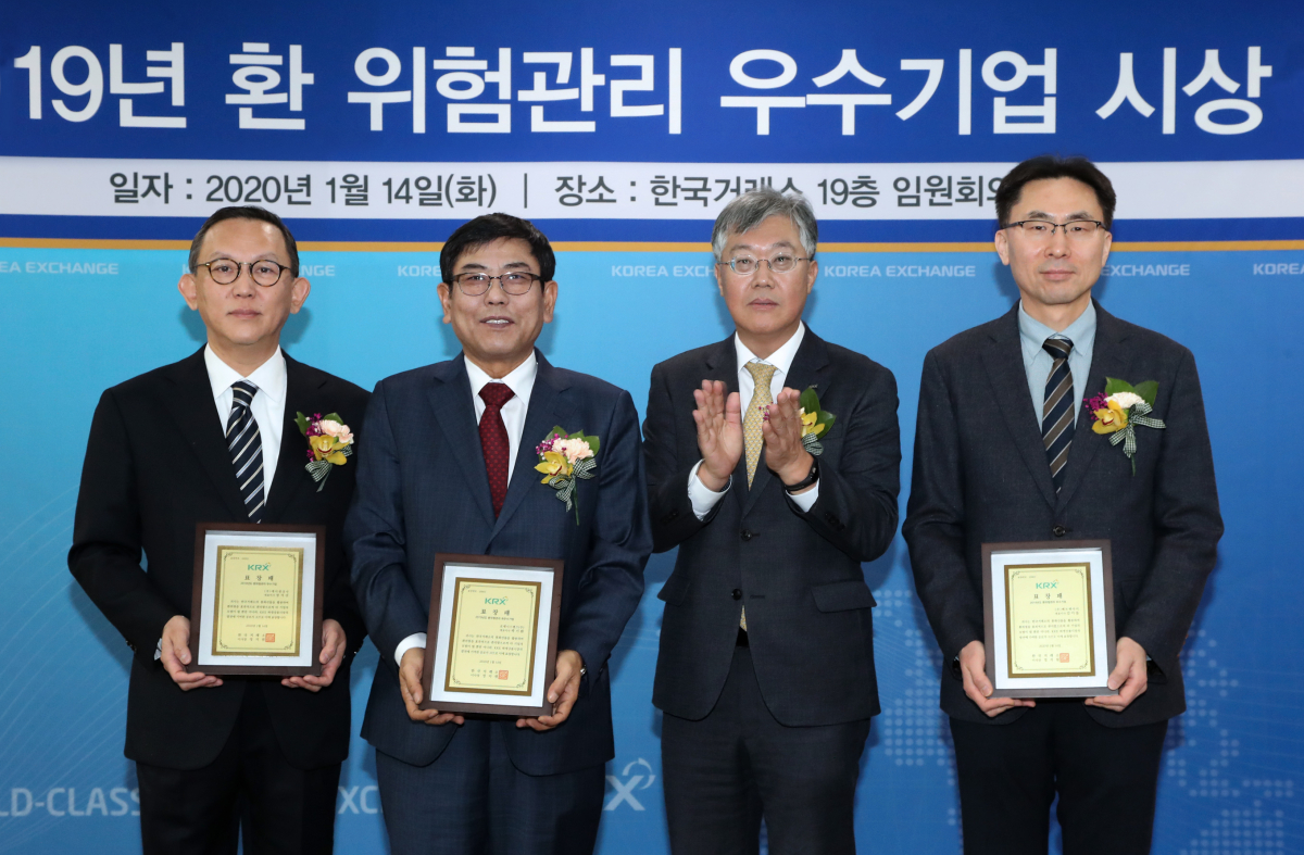 ▲한국거래소가 14일 개최한 2019년도 환위험관리 우수기업 시상식에서 시상자와 수상자들이 기념촬영을 하고 있다. 왼쪽부터 장석산 에이원상사 대표, 박기환 로체시스템즈 대표, 조효제 한국거래소 파생상품시장본부장, 김이을 쎄트렉아이 대표. (사진=한국거래소)