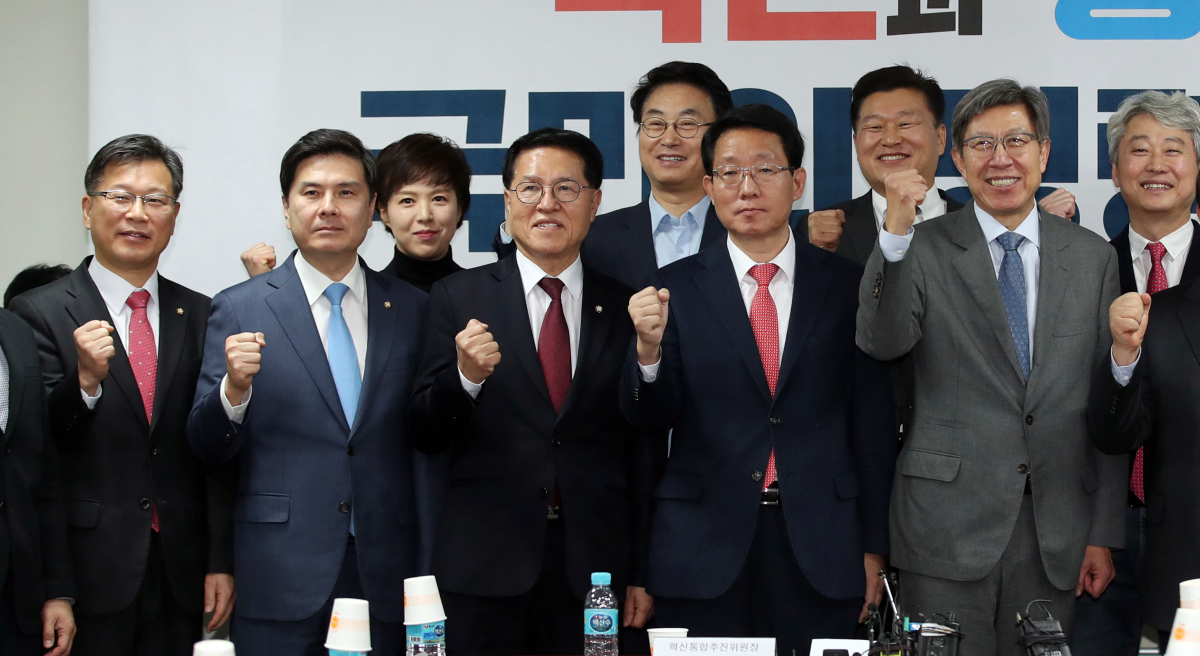 ▲14일 오전 국회 의원회관에서 열린 혁신통합추진위원회 1차 회의에서 박형준 혁신통합추진위원장(앞줄 오른쪽)과 참석자들이 기념촬영을 하고 있다.    앞줄 왼쪽부터 자유한국당 이양수 의원, 새로운보수당 지상욱 의원, 정운천 의원, 자유한국당 김상훈 의원, 박 위원장.  (연합뉴스)