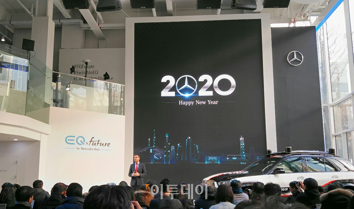 ▲디미트리스 실라키스 메르세데스-벤츠 코리아 사장이 14일 서울 강남구 EQ 퓨쳐 전시관에서 열린 기자간담회에서 올해 판매 계획을 발표하고 있다.  (유창욱 기자 woogi@)