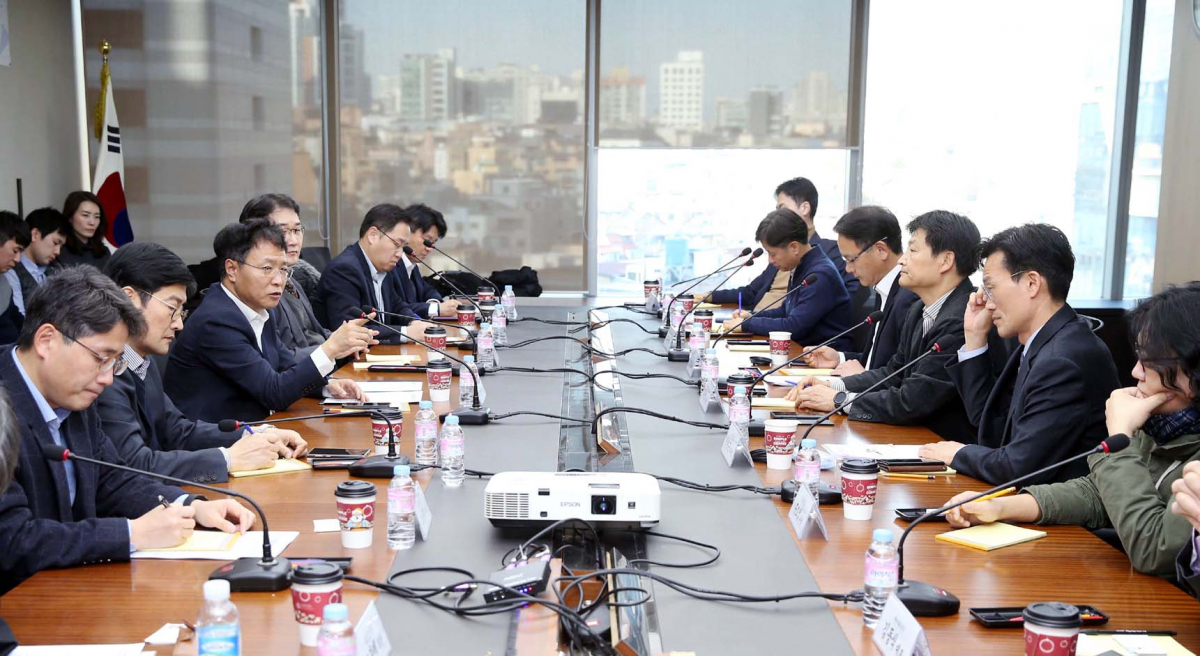 ▲김용래 산업통상자원부 산업혁신성장실장(왼쪽 줄 앞에서 세번째)이 14일 한국기술센에서 AI·빅데이터 산업지능화 포럼을 주재하고 있다. (사진제공=산업통상자원부)