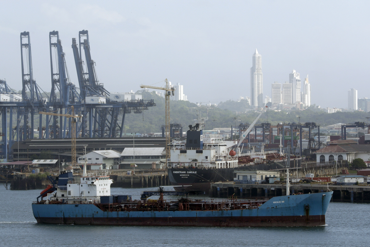 ▲파나마 운하를 통과한 선박. AP연합뉴스.