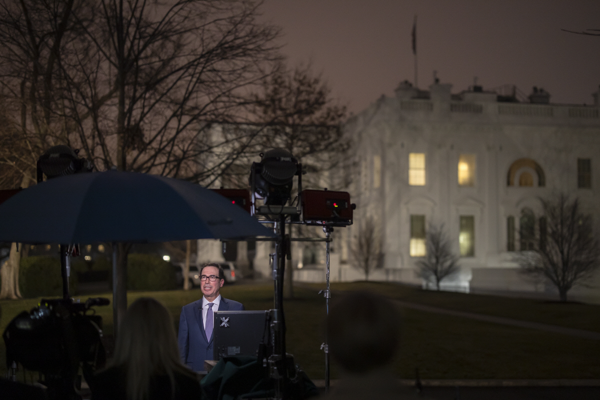 ▲스티븐 므누신 미국 재무장관이 14일(현지시간) 백악관 밖에서 기자회견을 하고 있다. 워싱턴DC/EPA연합뉴스 
