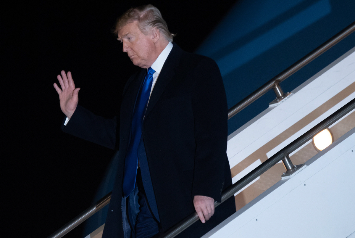 ▲도널드 트럼프 미국 대통령이 14일(현지시간) 위스콘신 밀워키에 있는 제너럴미첼국제공항에 내리며 손을 흔들고 있다. 밀워키/AFP연합뉴스
