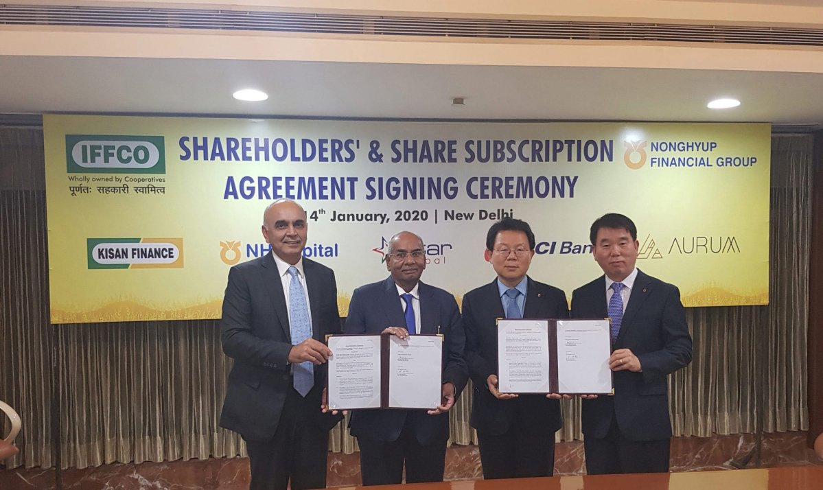 ▲김광수(왼쪽 세번째) NH농협금융그룹 회장이 지난 14일 인도 뉴델리 IFFCO 본사에서 란잔 샤르마(왼쪽 첫번째) Kisan Finance 대표와 아와스티(왼쪽 두번째) IFFCO 회장, 이구찬(오른쪽 첫번째) NH농협캐피탈 대표와 함께 NH농협캐피탈과 IFFCO-Kisan Finance 간 투자서명식을 하고 있다. (사진제공= 농협금융)