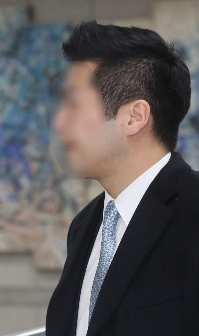 ▲변종 대마를 상습 투약한 혐의로 적발된 현대가 3세 정현선씨가 15일 오전 서울 서초구 서울고등법원에서 열린 항소심 선고 공판에 출석하고 있다.  (뉴시스)