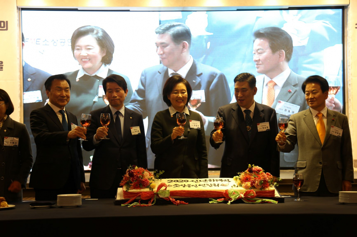 ▲박영선(왼쪽에서 세번째) 중기부 장관과 최승재(오른쪽에서 두 번쨰) 소상공인연합회장이 15일 소상공인연합회 신년하례식에서 건배하고 있다. (사진제공=소상공인연합회)