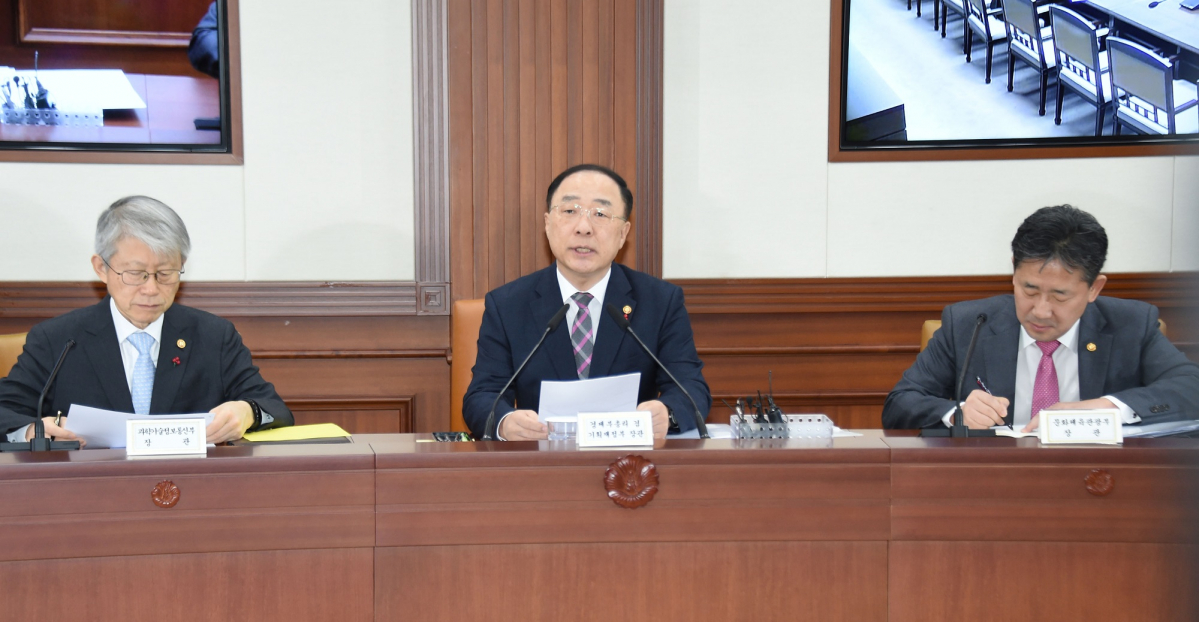 ▲홍남기 경제부총리 겸 기획재정부 장관이 15일 서울 광화문 정부서울청사에서 '제1차 혁신성장 전략회의'를 주재하고 모두발언을 하고 있다. (사진제공=기획재정부)