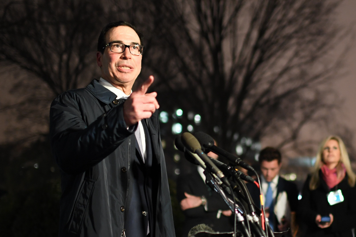 ▲스티븐 므누신 미국 재무장관이 14일(현지시간) 백악관 밖에서 기자회견을 하고 있다. 워싱턴DC/AFP연합뉴스