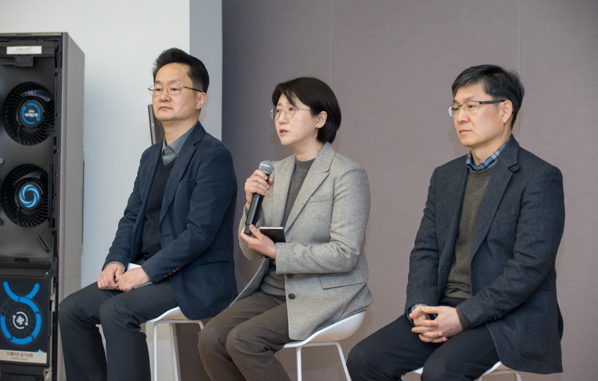 ▲삼성전자가 15일 서울 서초구 성전자 서울 R&D캠퍼스에서 기자간담회를 열고 2020년형 ‘무풍에어컨’과 공기청정기 ‘무풍큐브’를 공개했다. 삼성전자 생활가전사업부 이재환 상무, 유미영 상무, 서형준 마스터가 기자들의 질문에 답변하고 있다. (사진제공=삼성전자)