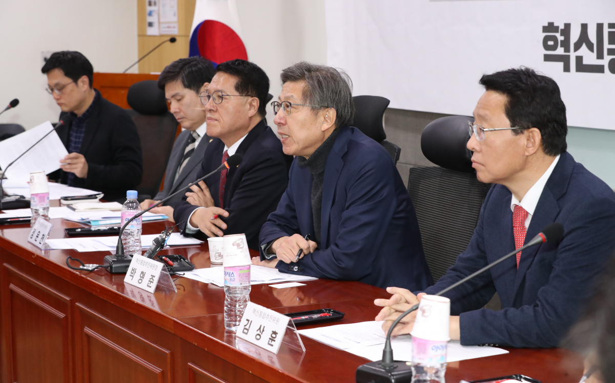 ▲중도·보수통합을 목표로 하는 혁신통합추진위원회 박형준 위원장(오른쪽 두 번째)이 15일 오전 서울 여의도 국회 의원회관에서 열린 2차회의에 참석, 인사하고 있다.  (연합뉴스)