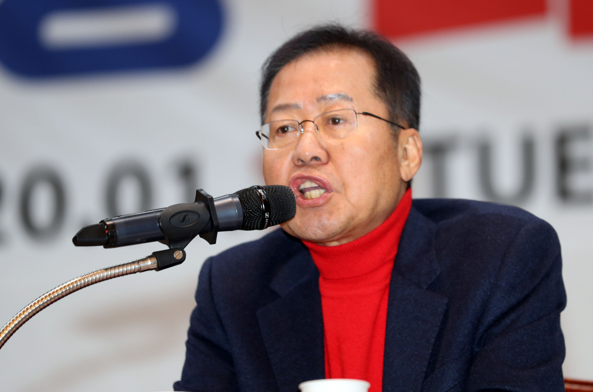 ▲홍준표 한국당 전 대표가 15일 오후 부산시청 대강당에서 열린 '대학생 리더십 아카데미'에서 강연하고 있다. (연합뉴스)