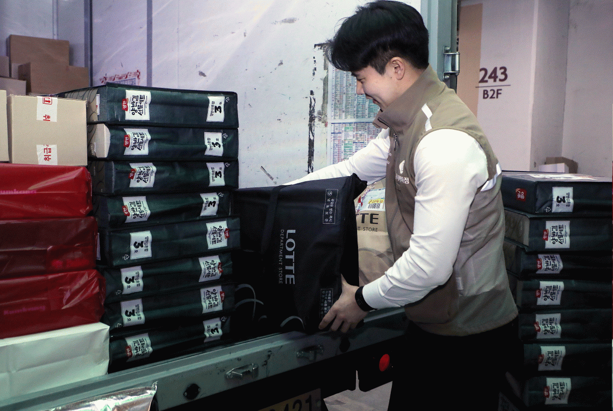 ▲직원이 명절 선물세트를 차량에 싣고 있는 모습 (사진제공=롯데백화점)