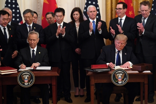 ▲도널드 트럼프(오른쪽) 미국 대통령과 류허 중국 부총리가 15일(현지시간) 백악관에서 1단계 무역합의문에 서명하고 있다. 워싱턴DC/AFP연합뉴스
