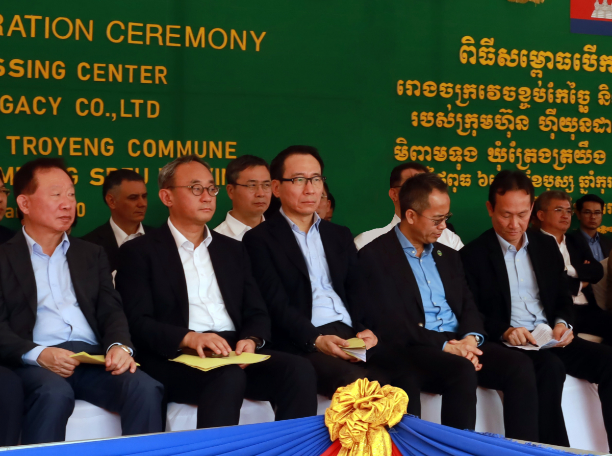 ▲정몽혁(왼쪽 세 번째) 현대코퍼레이션그룹 회장, 김원갑 (왼쪽 첫 번째) 부회장이 15일(현지 시각) 캄보디아 유통센터 준공식을 보고 있다. (사진제공=현대코퍼레이션그룹)