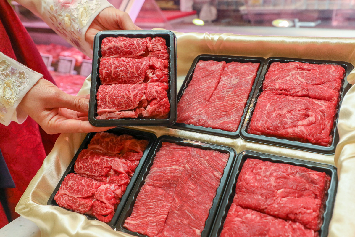 ▲소량씩 다양한 부위로 선물세트를 구성한 소포장 한우 선물세트 '현대 한우 소담 매(梅)' (사진제공=현대백화점)