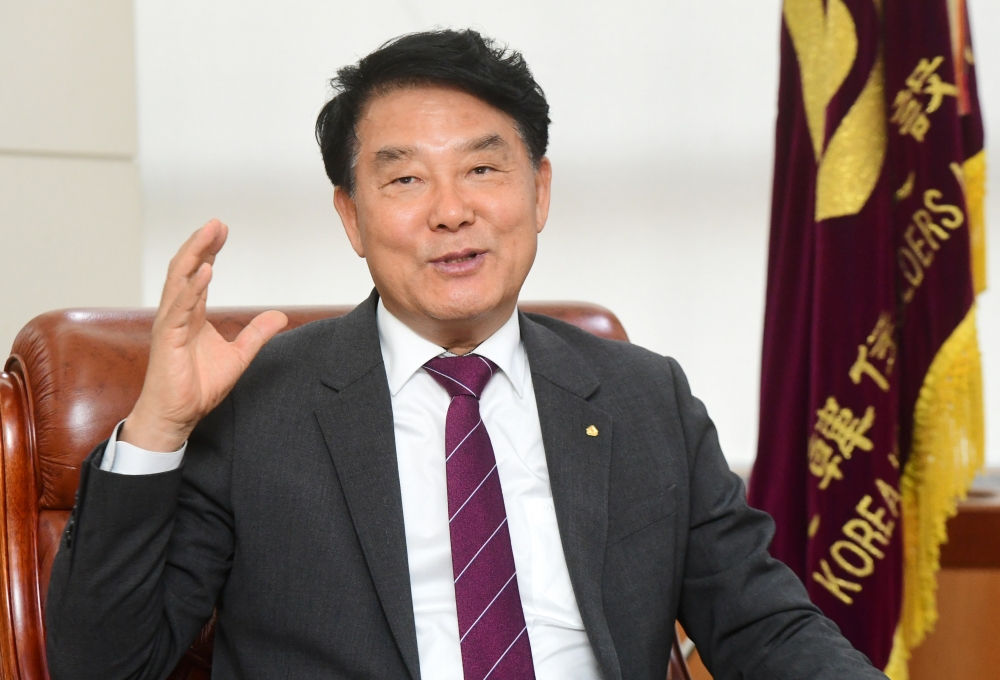 ▲박재홍 대한주택건설협회장은 최근 이투데이와 인터뷰에서 "공적단체로서 사회적 책임을 다할 수 있도록 협회 중앙회 차원에서 다양한 사회공헌사업을 전개할 계획"이라고 말했다. 고이란 기자 photoeran@ (이투데이DB)