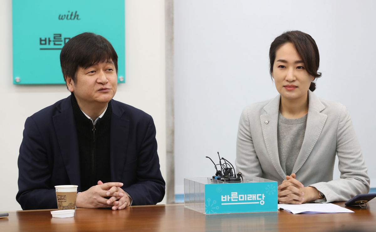 ▲김도식 바른미래당 안철수 전 의원 비서실장과 바른미래당 김수민 의원이 16일 오전 서울 여의도 국회에서 오는 19일 귀국하는 안 전 의원 일정 등을 설명하고 있다.  (연합뉴스)