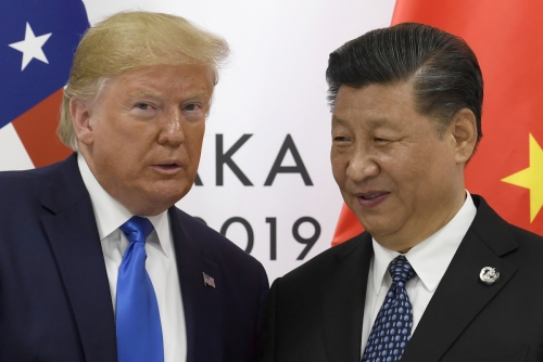 ▲도널드 트럼프(왼쪽) 미국 대통령과 시진핑 중국 국가주석이 지난해 6월 29일(현지시간) 일본 오사카에서 열린 주요 20개국(G20) 정상회의 기간 별도로 양자 회담을 하고 있다. 오사카/AP뉴시스
