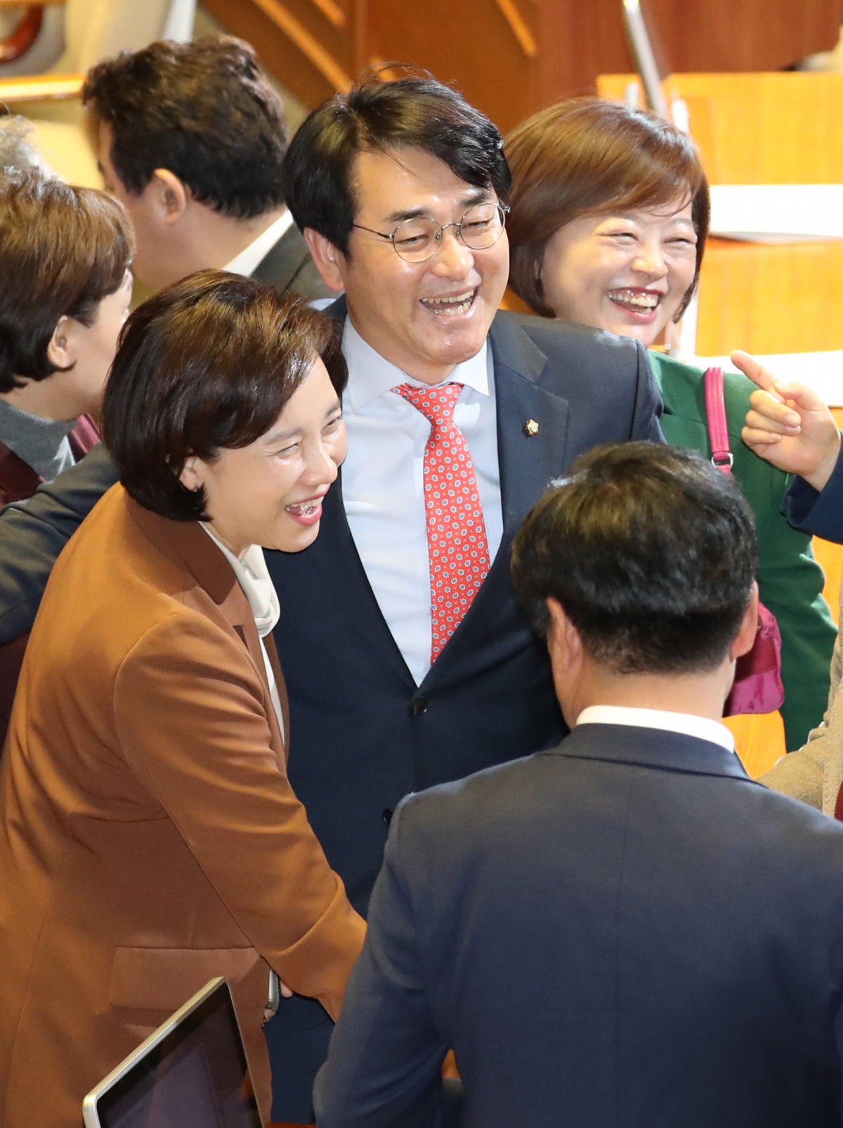 ▲더불어민주당 박용진 의원이 13일 오후 열린 국회 본회의에서 유치원3법이 통과된 후 유은혜 사회부총리 겸 교육부 장관과 함께 기뻐하고 있다.  (연합뉴스)