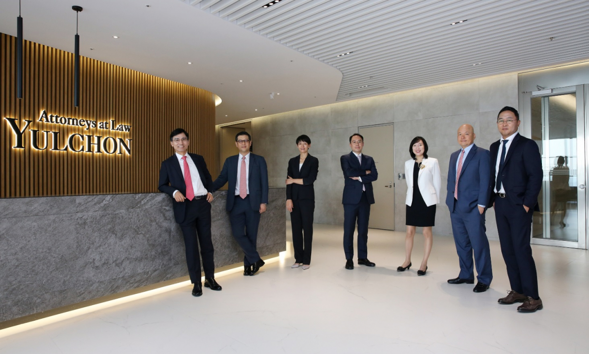 ▲율촌 M&A팀의 신영수(왼쪽부터), 손도일, 이수연, 김준형, 김선희, 이태혁, 박재현 파트너변호사가 서울 삼성동 사무소에 모여 포즈를 취하고 있다. (사진제공=율촌)