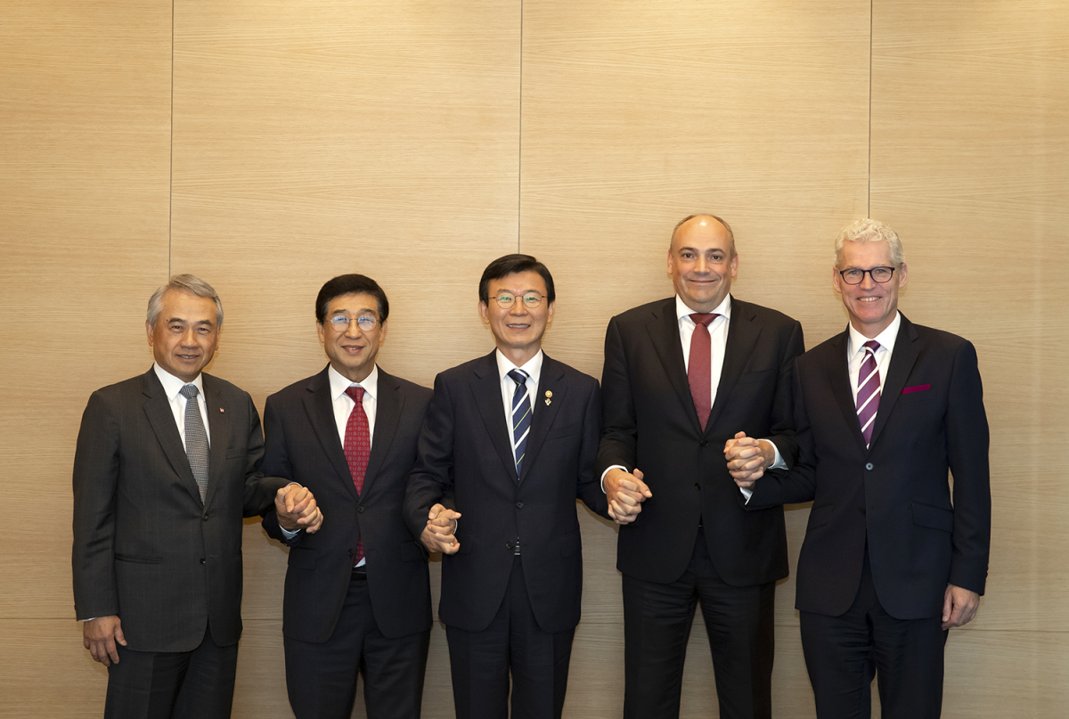 ▲지난해 7월 1일 현대상선은 하팍로이드(독일), ONE(일본) 및 양밍(대만)이 회원사로 있는 ‘디 얼라이언스’에 정식 회원으로 가입했다.(좌로부터 Bronson Hsieh 양밍 회장 겸 사장, 배재훈 현대상선 사장,  문성혁 해수부장관, Rolf Habben Jansen 하팍로이드 사장, Jeremy Nixon ONE 사장).  (사진제공=현대상선)