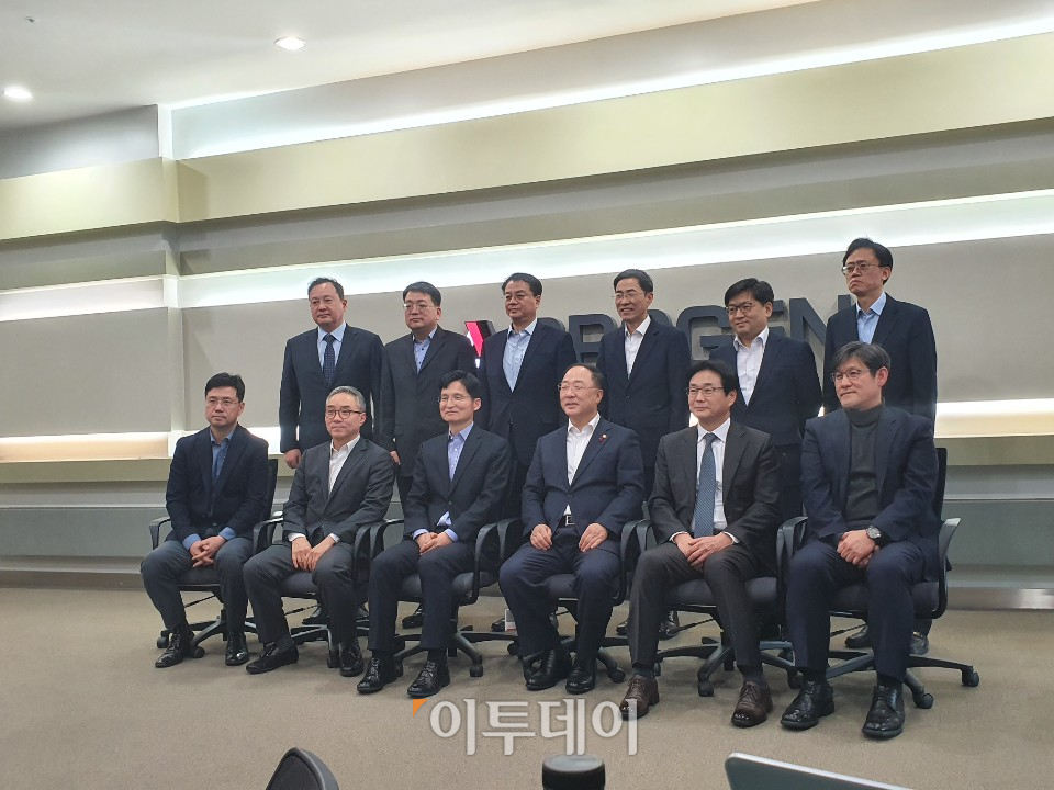 ▲홍남기 경제부총리 겸 기획재정부 장관(앞줄 오른쪽 세 번째)이 16일 성남 소재 바이오 벤처기업인 에이프로젠에서 바이오업계와 간담회를 마친 뒤 관계부처 및 업계 관계자들과 기념촬영을 하고 있다. (이투데이)