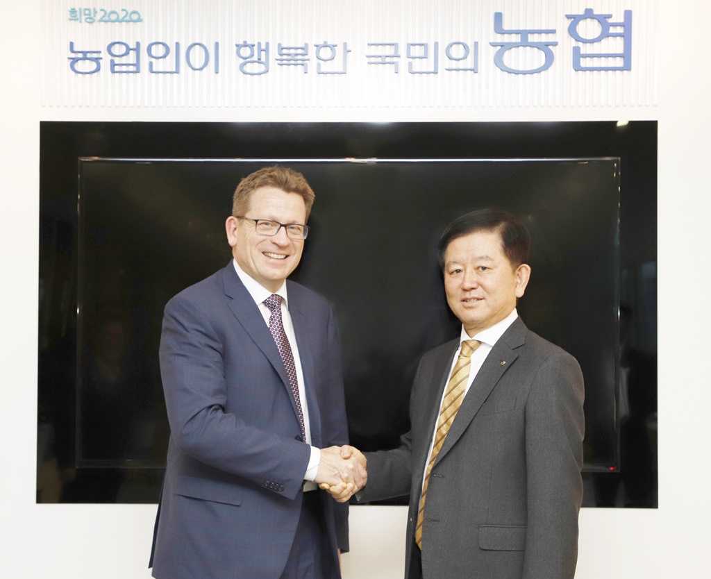 ▲16일 농협상호금융 소성모 대표이사(오른쪽)는 맥쿼리 그룹 마틴 스탠리 자산운용부문 대표와 만나 상호협력 방안을 논의했다. (사진=농협중앙회)