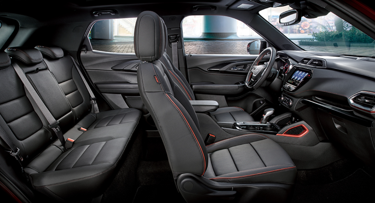 ▲뒷좌석에 앉아도 레그룸(무릎과 시트 사이)이 넉넉하다.  (사진제공=한국지엠)