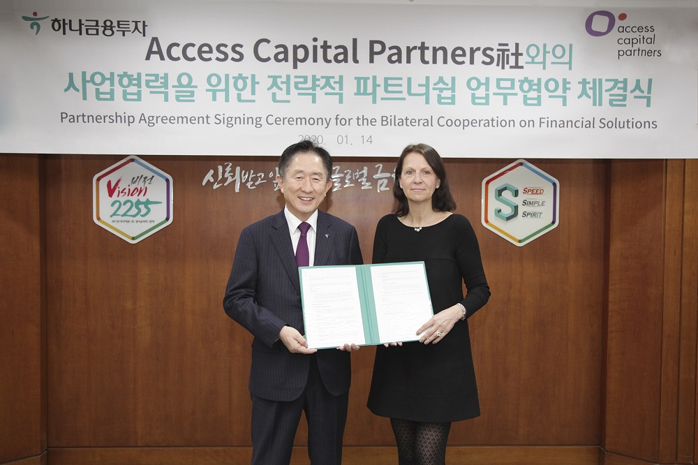 ▲이진국 하나금융투자 사장(왼쪽)이 아그네스 나훔 액세스캐피탈 파트너스 대표이사와 업무협약을 체결하는 모습 (사진제공=하나금융투자)