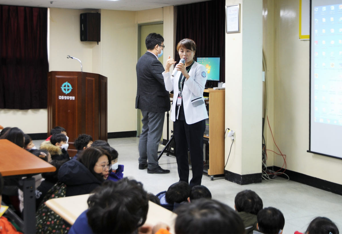 ▲갑을장유병원 간호사가 국공립 어린이집 원아생으로부터 병원에 대한 질문을 받고 있다. (사진제공=갑을장유병원)