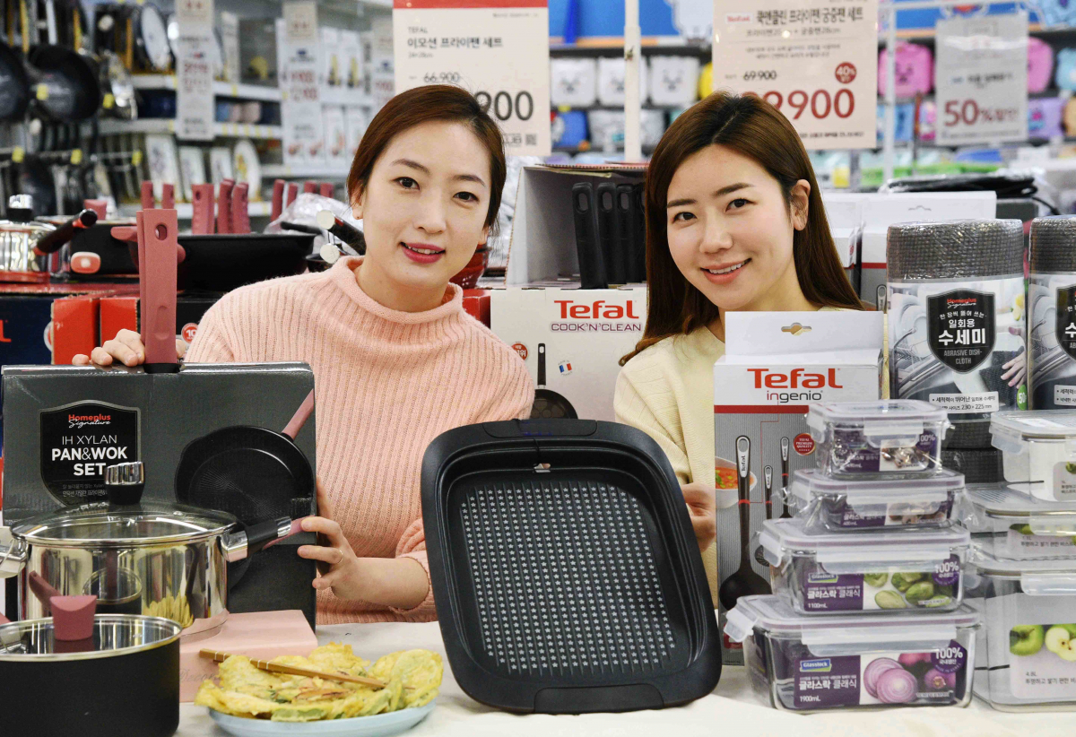▲모델들이 17일 서울 등촌동 홈플러스 강서점에서 주방용품 대전 행사 상품을 선보이고 있다. (사진제공=홈플러스)
