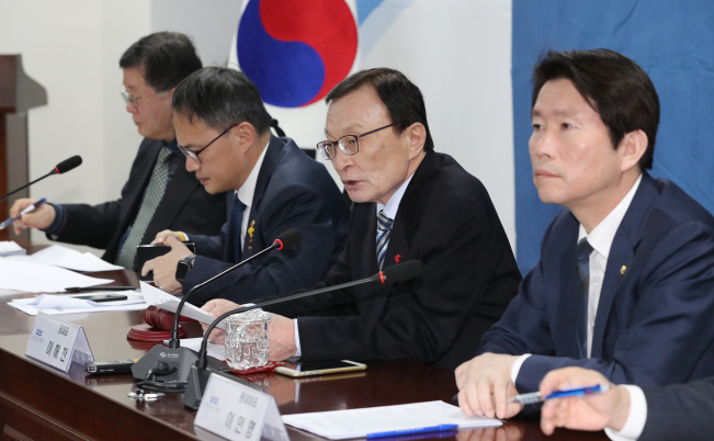 ▲더불어민주당 이해찬 대표가 17일 오전 서울 여의도 국회 의원회관에서 열린 확대간부회의에서 발언하고 있다. 2020.1.17    toadboy@yna.co.kr/2020-01-17 09:44:26/<저작권자 ⓒ 1980-2020 ㈜연합뉴스. 무단 전재 재배포 금지.> (연합뉴스)