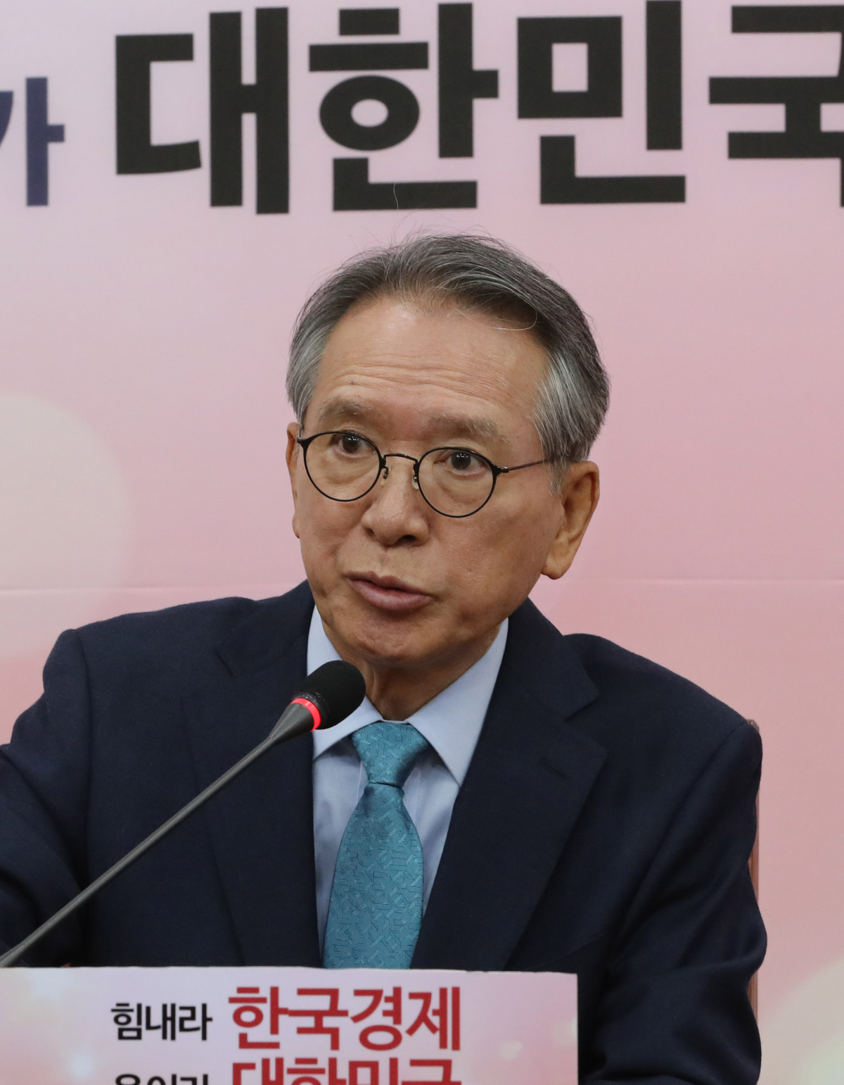 ▲자유한국당 공천관리위원회 위원장으로 임명된 김형오 전 국회의장이 17일 오전 서울 여의도 국회에서 황교안 대표와 첫 회동을 가진 뒤 기자간담회를 하고 있다.  (연합뉴스)