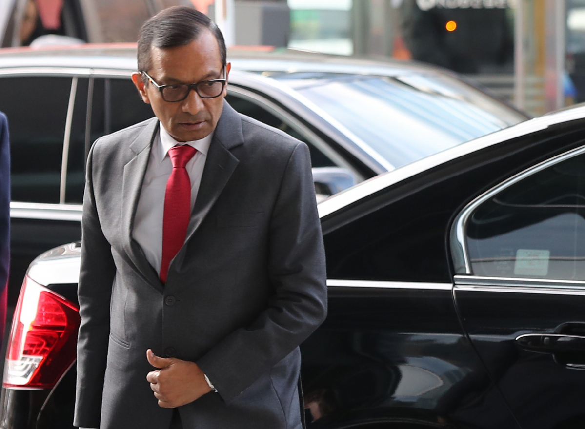 ▲파완 고엔카 쌍용차 이사회 의장이자 마힌드라 사장이 17일 정부 고위 관계자들을 만나 마힌드라의 투자 의지를 밝히고, 정부 차원의 지원을 요청한다. 사진은 전날 산업은행 이동걸 회장과의 면담을 위해 서울 여의도 KDB산업은행 건물로 들어서고 있는 고엔카 사장의 모습. (연합뉴스)