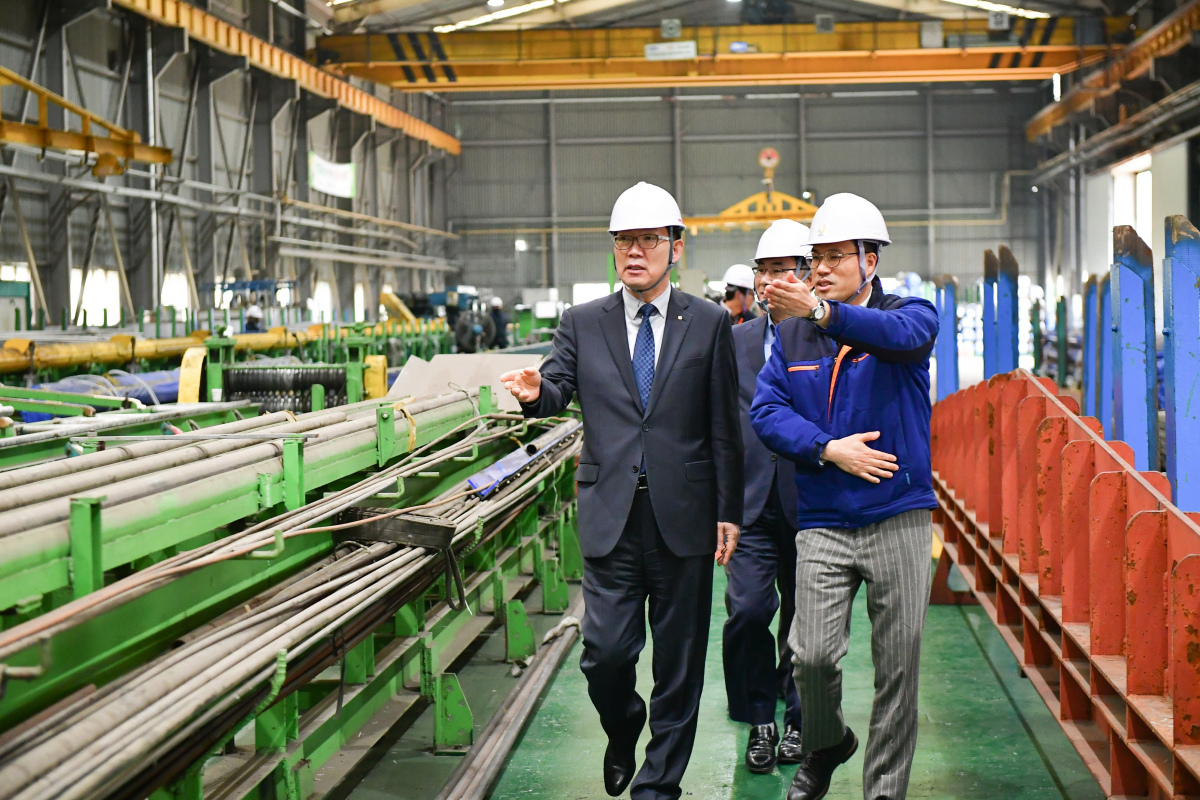 ▲이대훈 은행장(왼쪽)과 장준호 국제희토류금속(주) 대표(오른쪽)가 국제희토류금속(주) 현장을 살펴보고 있다. (사진제공=농협은행)