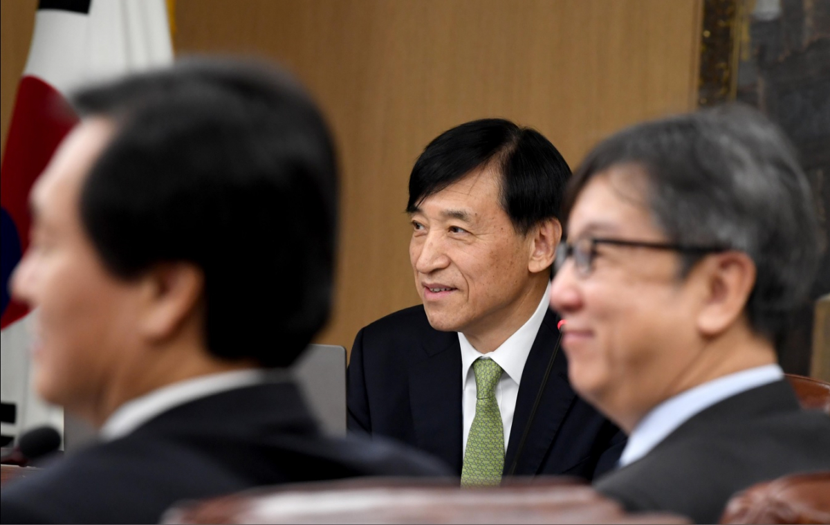 ▲한국은행 1월 금융통화위원회는 반전에 반전을 거듭했다. 결과적으로는 기존 신인석 위원에 이어 조동철 위원까지 기준금리 인하를 주장하고 나섰지만, 내용적으로는 경기개선과 집값우려도 만만치 않았다. 사진은 17일 1월 금통위에 앞서 이주열(사진 중앙) 한은 총재와 신인석(옆모습을 보이는 인물 왼쪽)·조동철(오른쪽) 위원이 미소 짓는 모습. (연합뉴스)