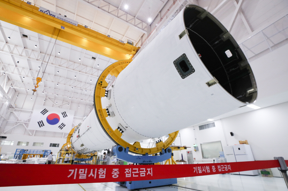 ▲15일 전남 고흥군 나로우주센터 조립동에서 한국형발사체 누리호(KSLV-II) 1단 체계개발모델(EM)이 공개되고 있다. (연합뉴스)
