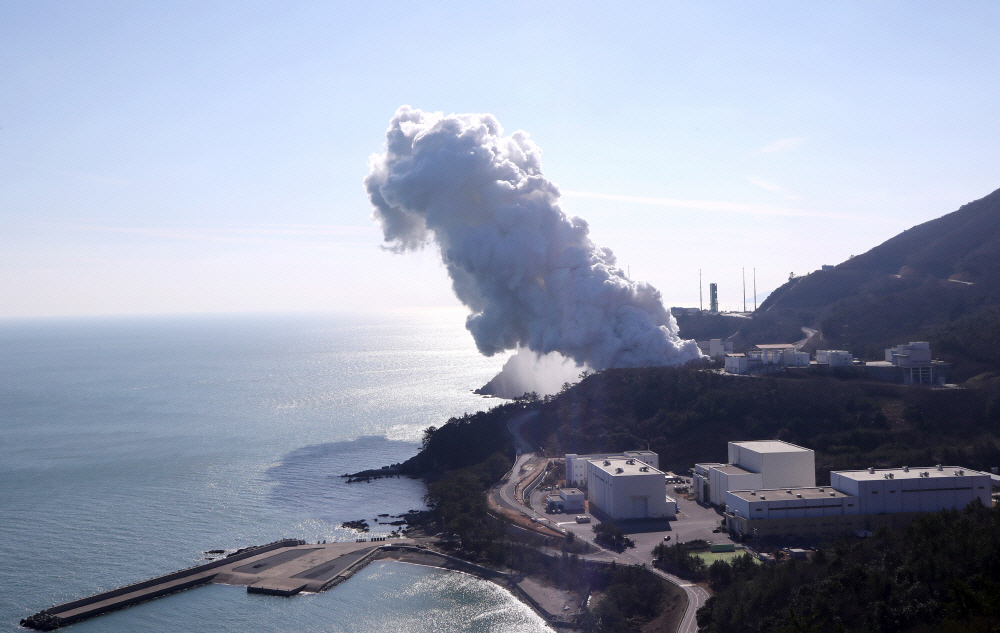 ▲ 15일 전남 고흥군 나로우주센터에서 누리호 75t급 엔진 연소 시험으로 연기가 분출되고 있다. (연합뉴스)