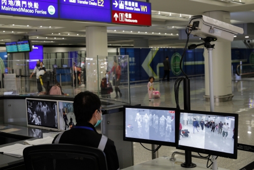 ▲홍콩국제공항 직원이 4일(현지시간) 도착 승객들을 모니터링하고 있다. 홍콩/AP연합뉴스  
