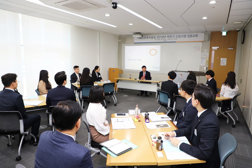 ▲이베스투자증권 2019년 하반기 수시채용 신입사원들이 김원규 대표이사와 간담회를 하고 있다. (사진제공=이베스트투자증권)