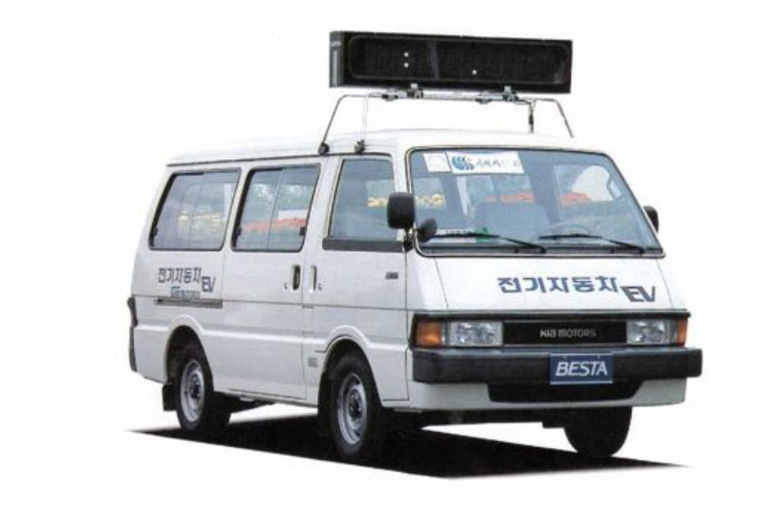 ▲국내 최초의 전기차 콘셉트는 기아산업의 베스타였다. 1986년 아시안게임 마라톤 대회에 나서 기록을 알리는 전광판을 얹고 달렸다. (출처=기아차 SNS)
