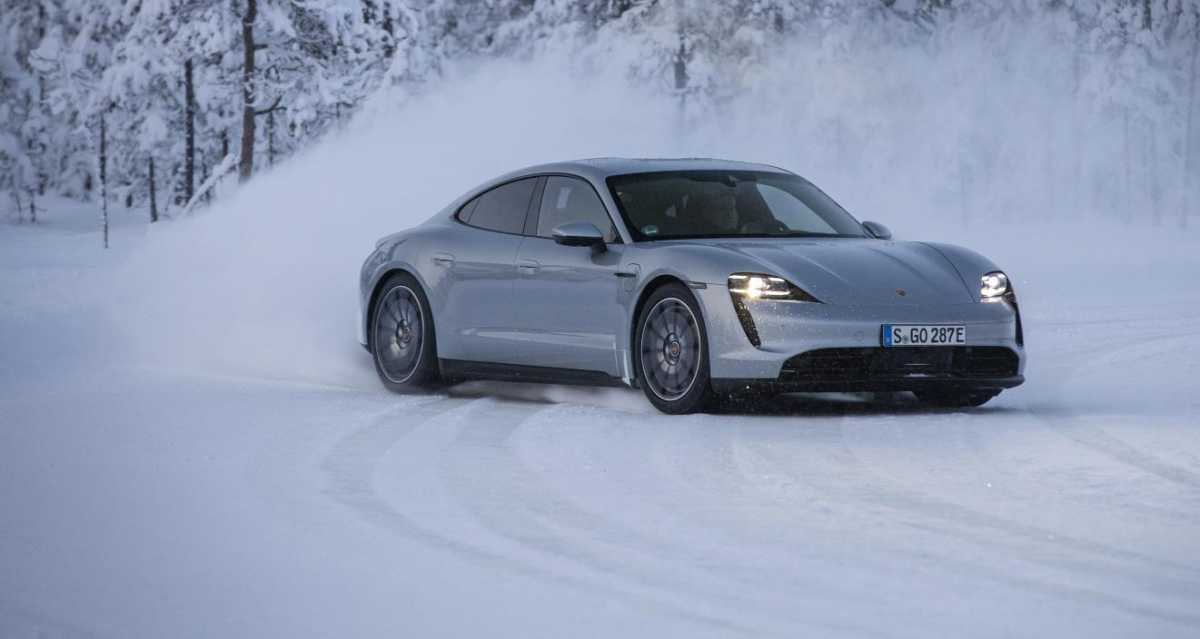 ▲타이칸은 포르쉐 최초의 순수 전기차다. 4도어 세단을 바탕으로 한 타이칸 4S는 최고출력 571마력을 낸다. (출처=포르쉐AG 미디어)