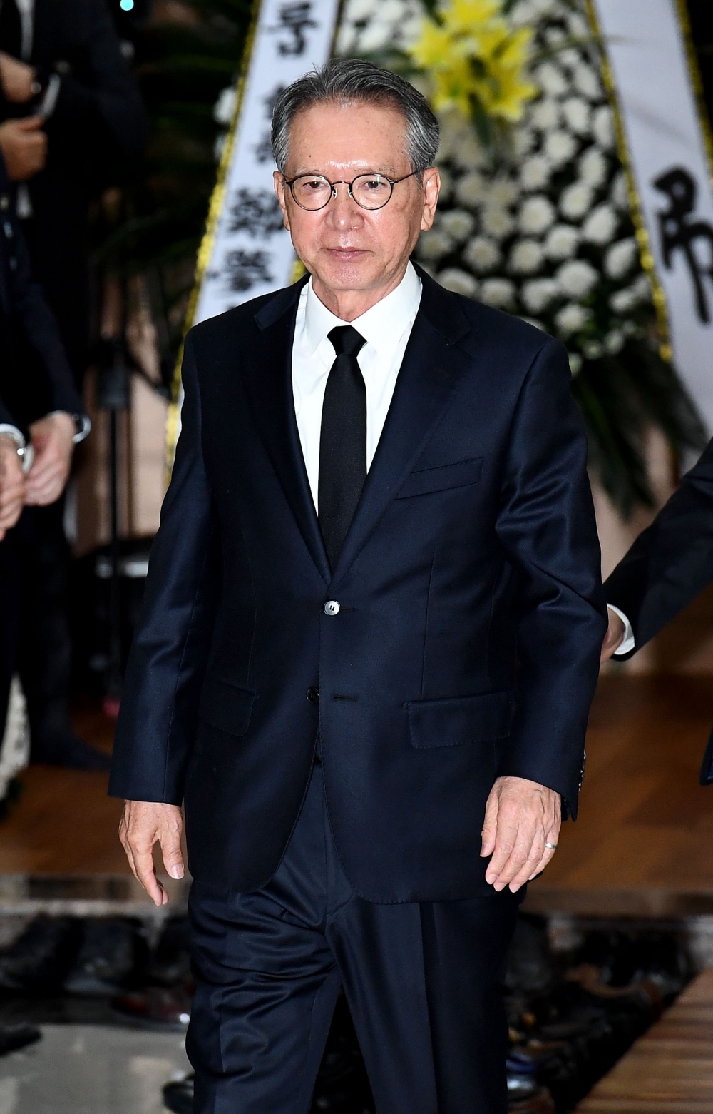 ▲김형오 자유한국당 공천관리위원장이 20일 오전 서울 송파구 서울아산병원 장례식장에 마련된 고 신격호 롯데그룹 명예회장의 빈소에서 조문을 마친 뒤 나서고 있다. 신태현 기자 holjjak@ (이투데이DB)