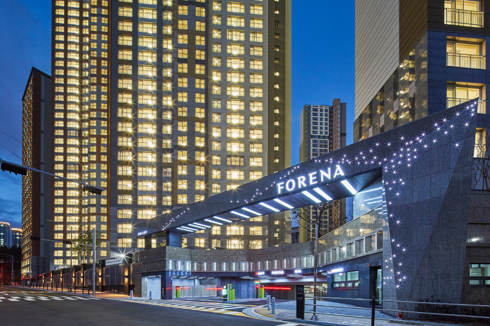 ▲경남 진주에 위치한 '포레나 신진주' 아파트 전경. (사진 제공=한화건설)