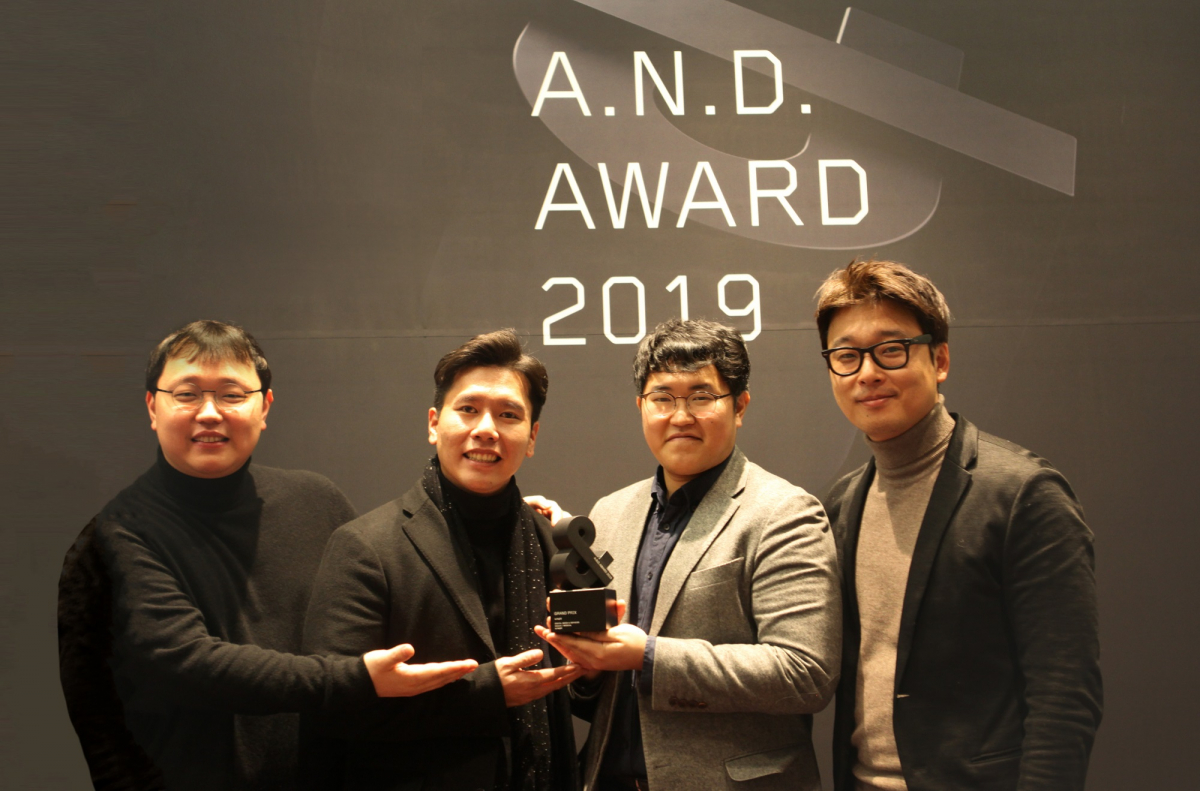 ▲GC녹십자 직원들이 지난 17일 서울 강남구 코엑스에서 진행된 ‘2019 앤어워드’ 시상식에서 수상 후 기념사진을 찍고 있다. (GC녹십자 )