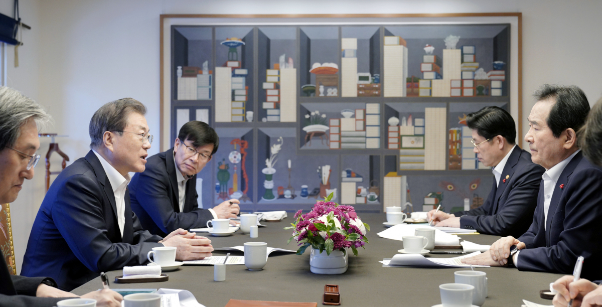 ▲문재인 대통령이 청와대 상춘재에서 정세균 국무총리와 주례회동을 하고 있다. (연합뉴스)