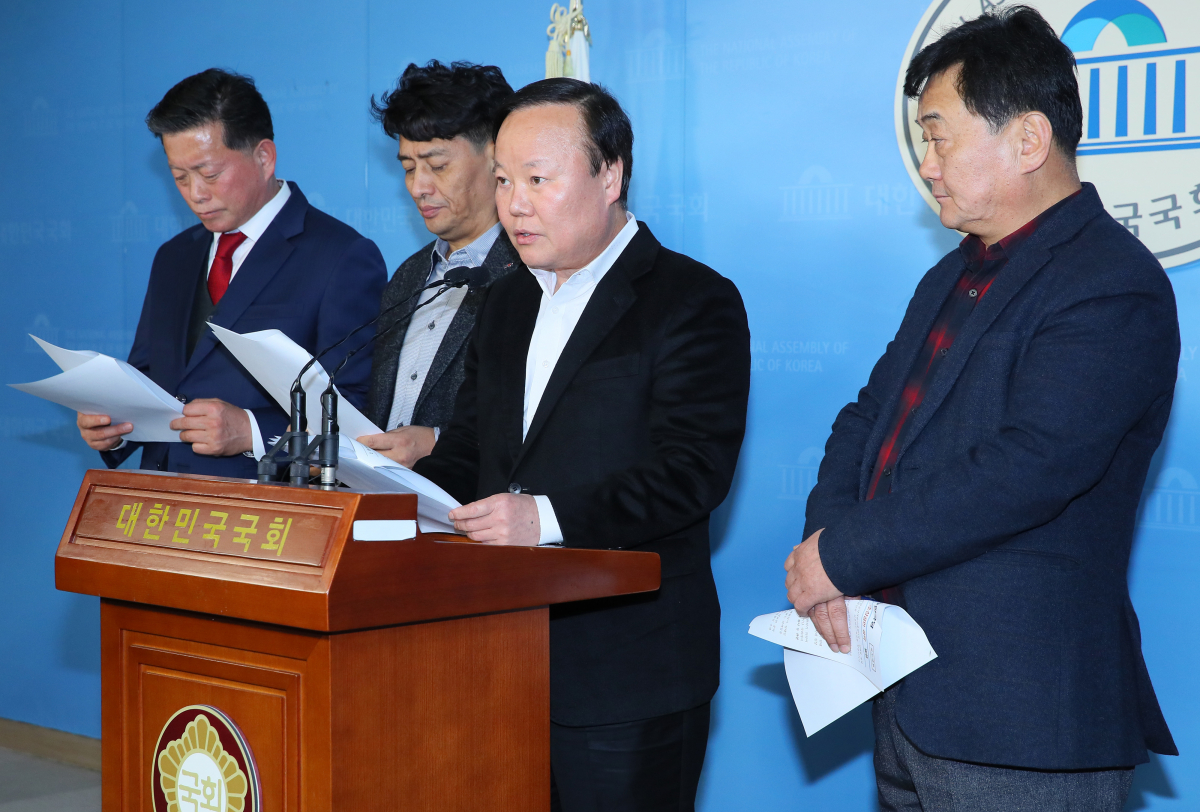 ▲자유한국당 김재원 정책위의장이 20일 국회 정론관에서 21대 총선을 앞두고 소상공인 공약을 발표하고 있다. (연합뉴스)