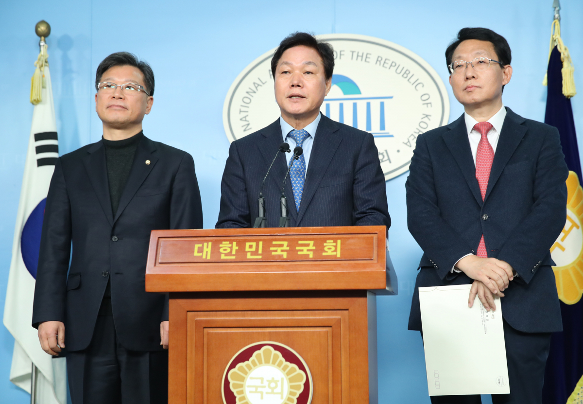 ▲자유한국당 박완수 사무총장이 20일 서울 여의도 국회 정론관에서 새로운보수당이 제시한 통합을 위한 양당간 협의체에 공감한다고 밝히고 있다.    왼쪽부터 이양수 의원, 박 사무총장, 김상훈 의원. (연합뉴스)