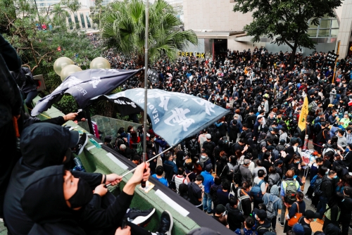 ▲홍콩에서 19일(현지시간) 민주주의 개혁을 요구하는 반정부 시위가 열리고 있다. 홍콩/로이터연합뉴스 
